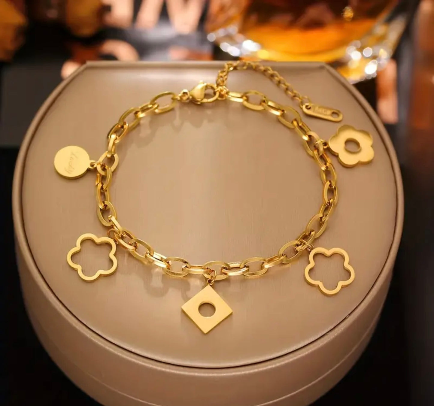 Bracelet whistledown